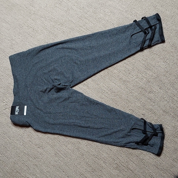 NEW | VICTORIA SPORT | CAPRIS | SIZE MEDIUM - Picture 1 of 5